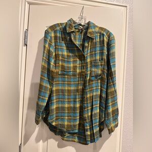 Pilcro long sleeve collared button front blouse with front patch pockets.